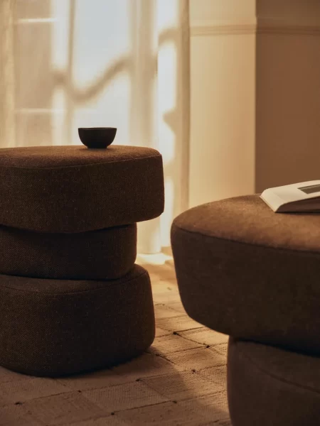 Loja online 22 Puff Ferm Living Plyo com formas arredondadas